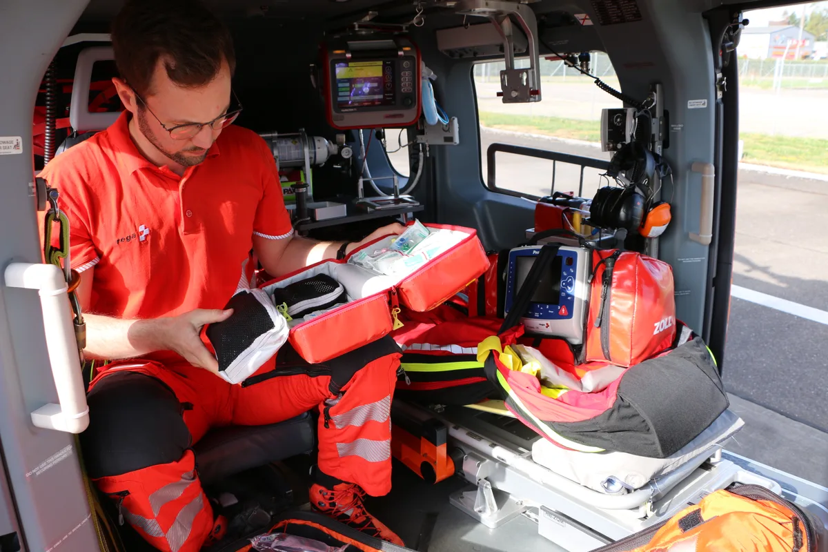 Impressionen vom Rega-Basis Dübendorf mit verschiedenen Maschinen und Menschen.